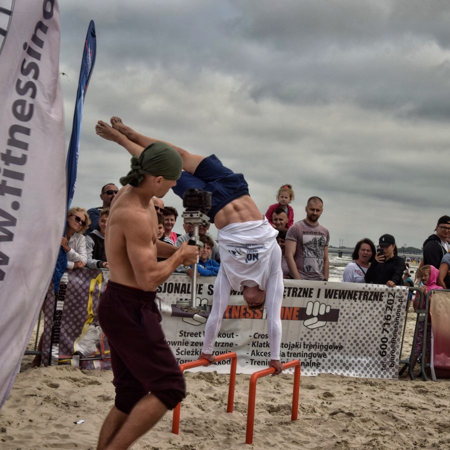 Natan Grusiecki podczas pokazu street workout na plaży